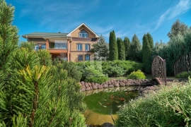 Продается 3-этажный дом, 480 м², ул. Кирпичная, д. 32
